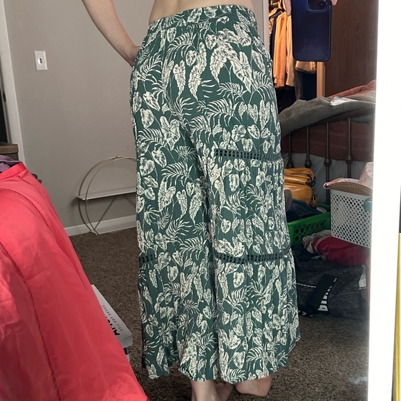 Angie Cotton green monstera leaf ankle pant
Plant pants with lace size small - Picture 6 of 6